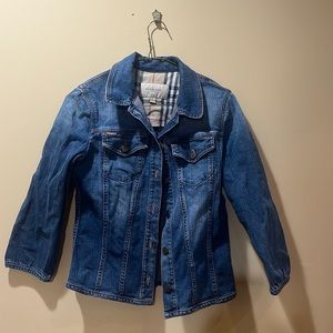 Cropped Burberry denim jacket. Three-quarter length sleeves. Minimally worn